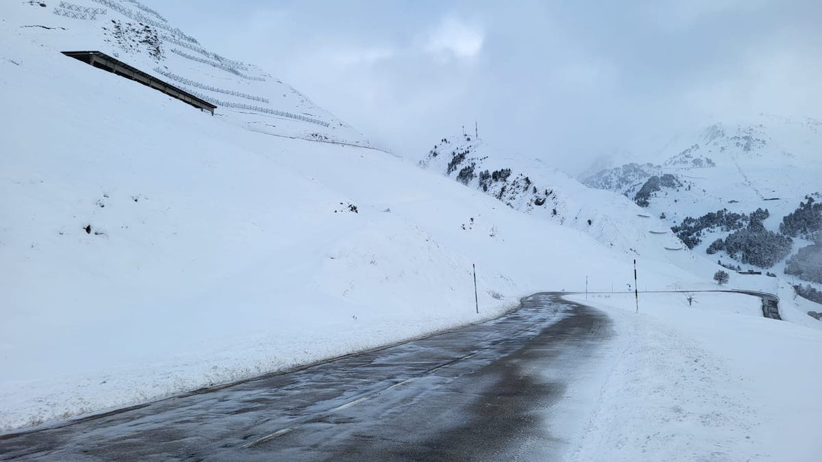Imatge recent del Port de la Bonaigua amb gel i neu a la calçada