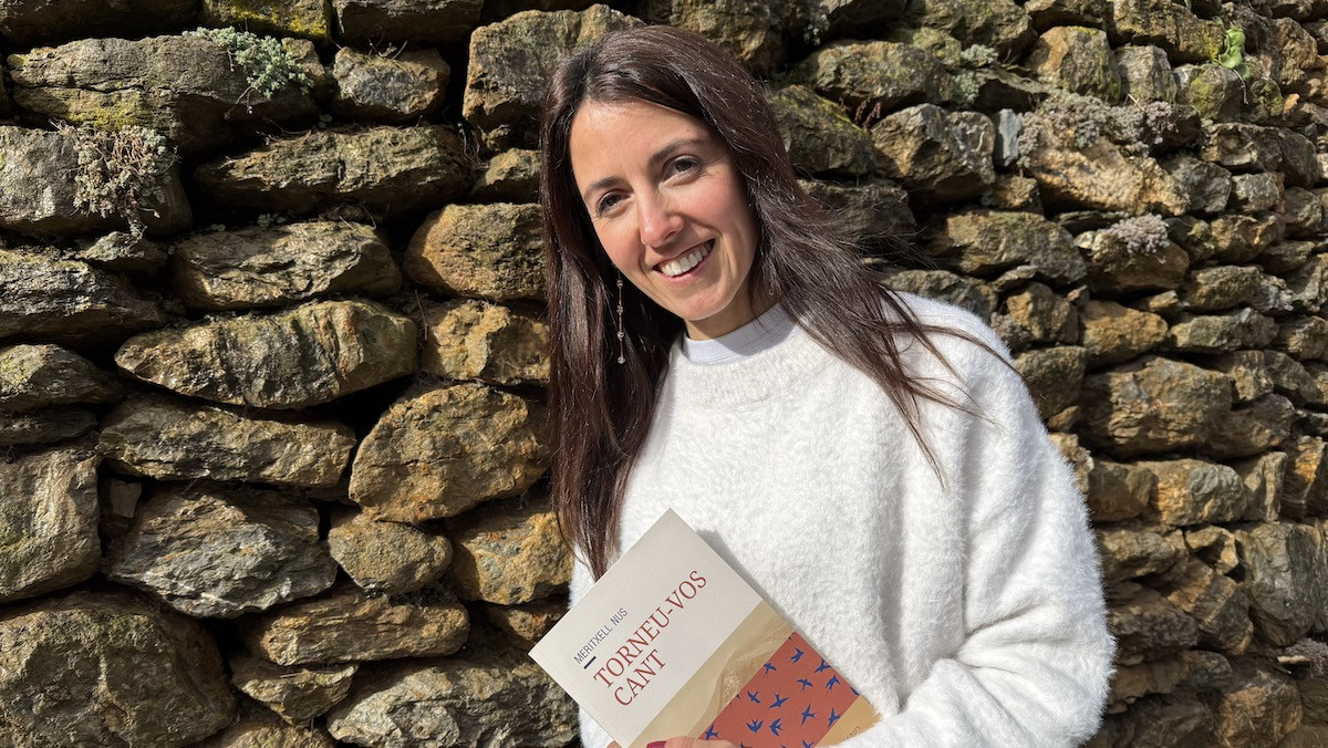 Meritxell Nus amb un exemplar de la novel·la