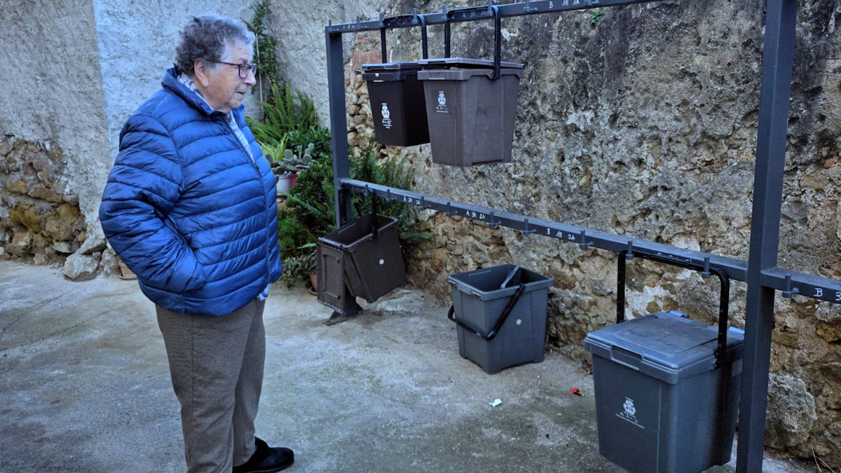 Una veïna de Verges (el Baix Empordà), davant els cubells de recollida selectiva