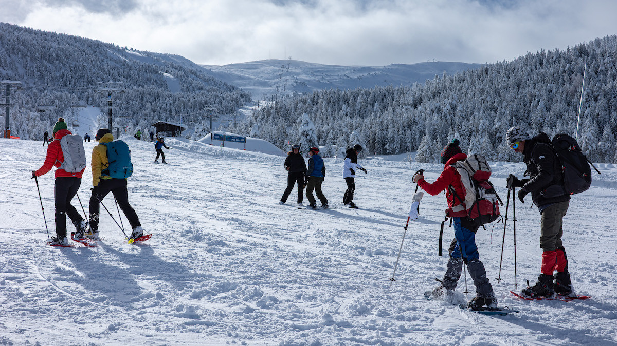 Persones caminant amb raquetes de neu a Port Ainé