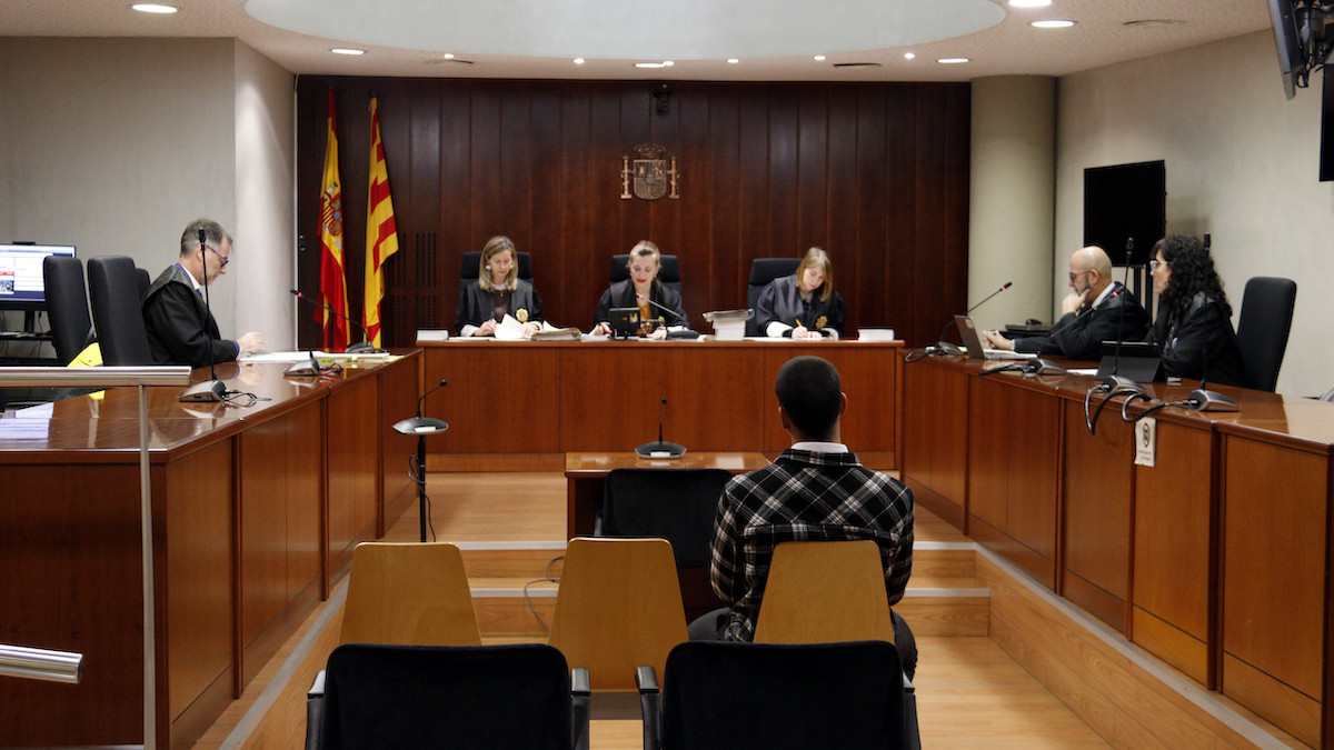 L'acusat, assegut davant les magistrades, aquest dimecres a Lleida