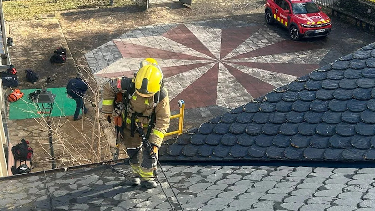 Un bomber realitzant unes pràctiques aquesta setmana a la Guingueta d'Àneu