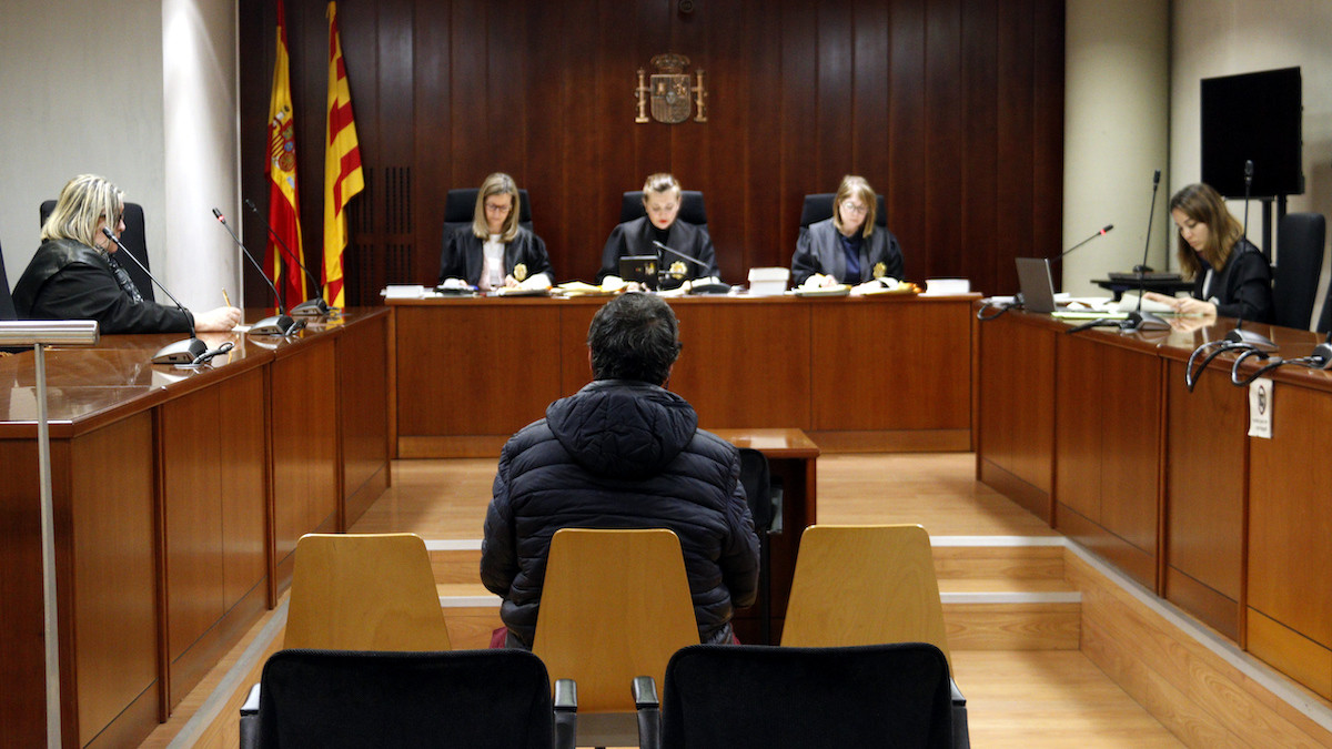 L'acusat, assegut davant les magistrades, aquest dijous a Lleida