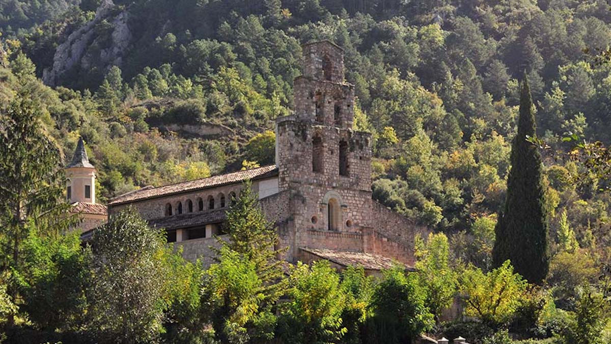 El monestir de Santa Maria de Gerri s'alça al costat de la Noguera Pallaresa