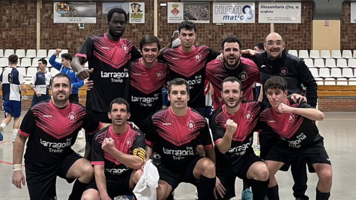 Els jugadors del CFS Tremp celebrant el triomf a Torres de Segre