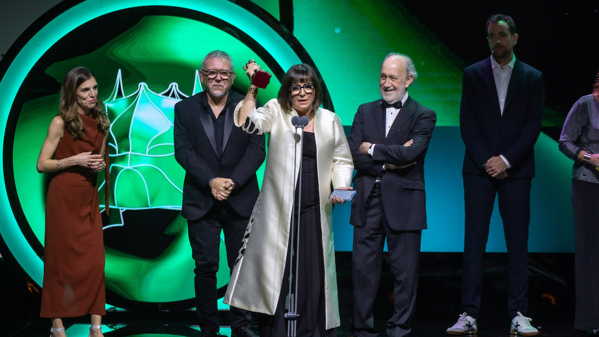 Judith Colell i l'equip de la pel·lícula aixecant el Premi Especial del Públic