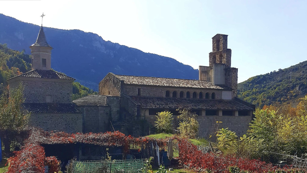 Vista lateral del monestir de Santa Maria de Gerri de la Sal