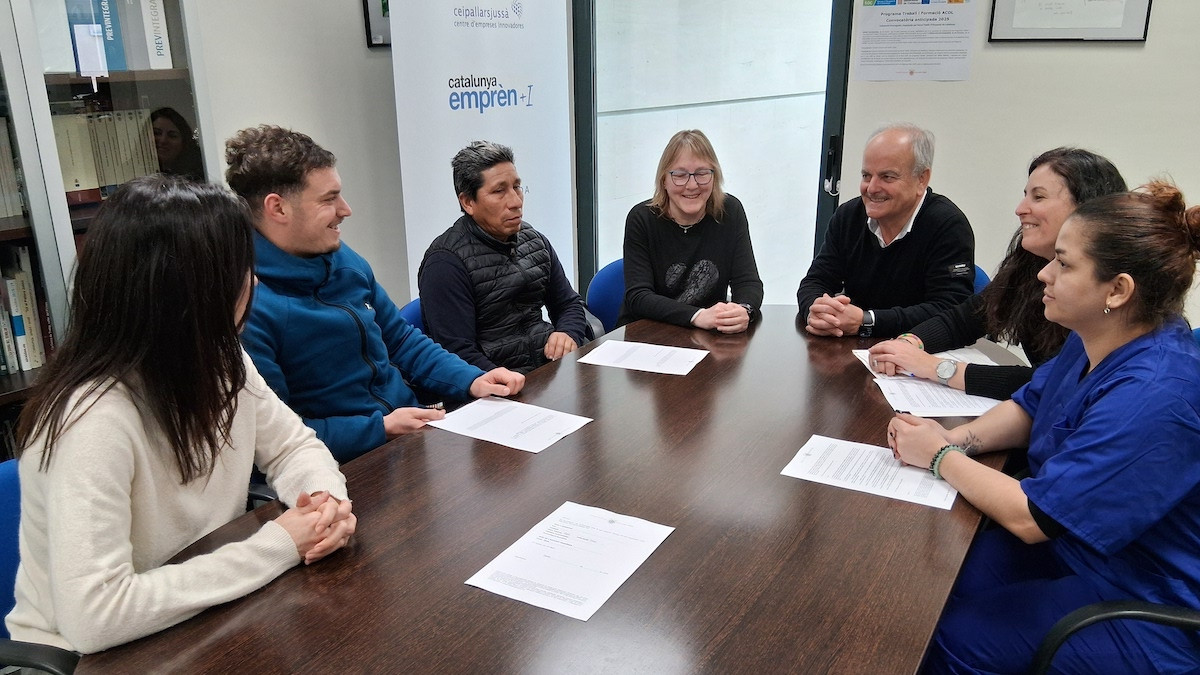 Representants institucionals amb les tres persones contractades