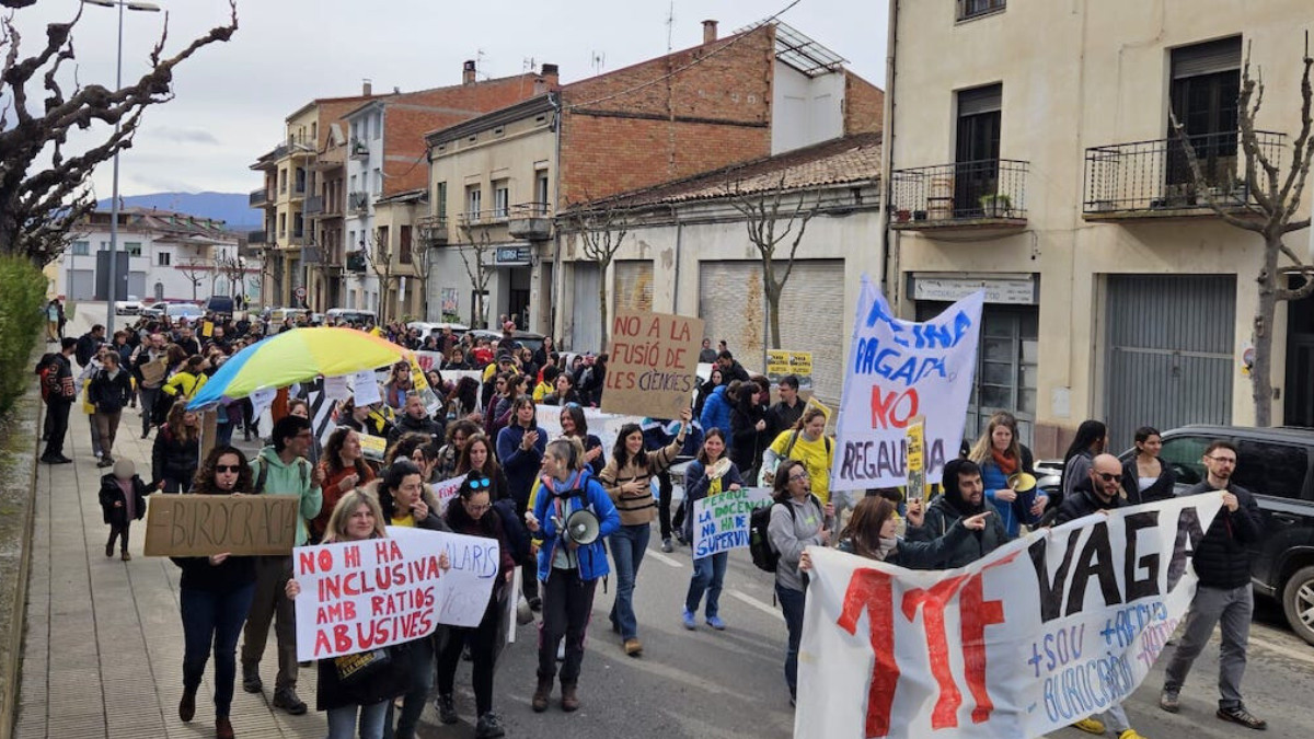 La manifestació dels docents ha recorregut els carrers de la ciutat