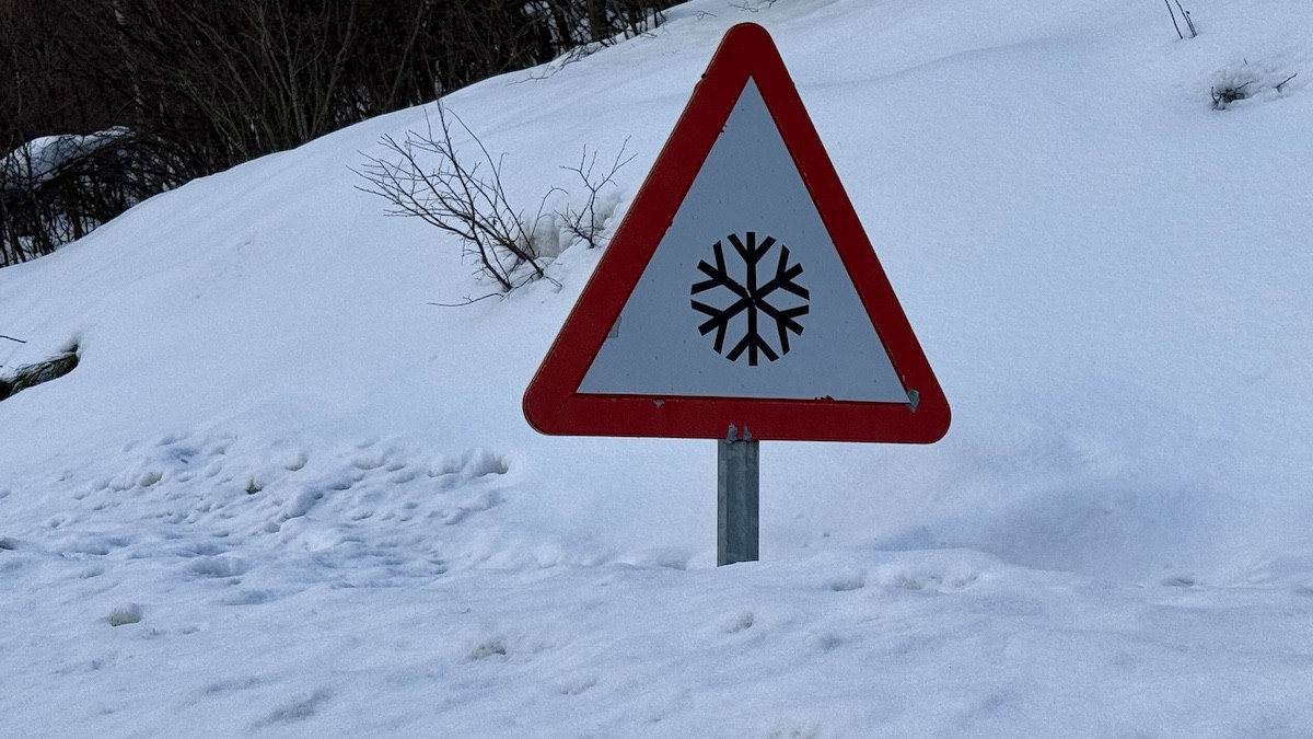 Un senyal de trànsit pràcticament colgada de neu al Port de la Bonaigua
