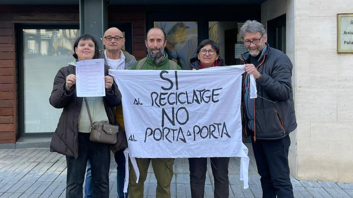Representants del col·lectiu després d'entregar les signatures al Consell Comarcal del Pallars Jussà