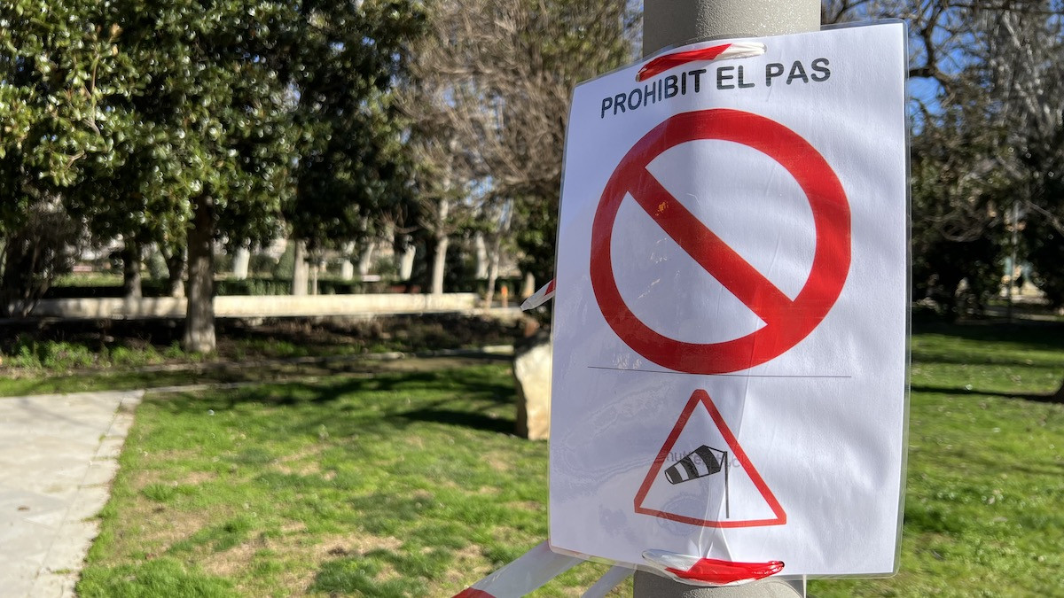 Un cartell prohibeix el pas en un parc de Lleida