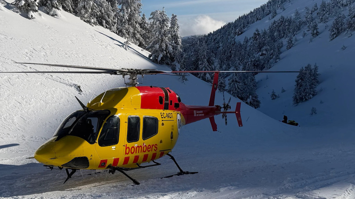 Rescat dels Bombers a la neu en imatge d'arxiu