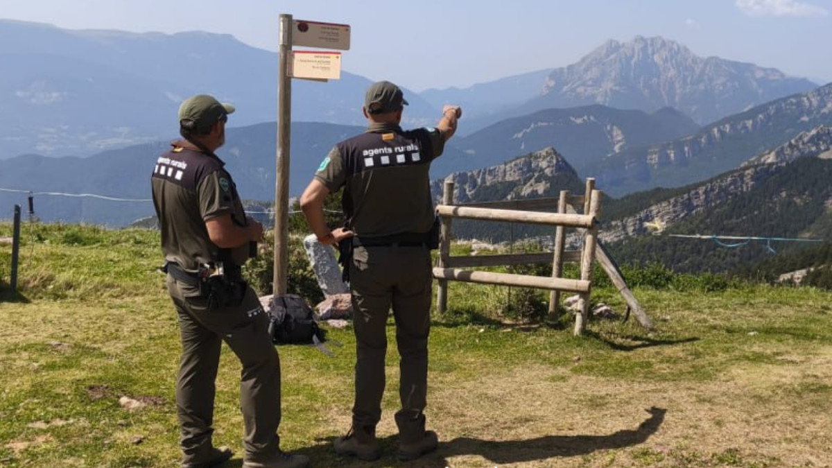 Una parella d'agents durant una inspecció de control