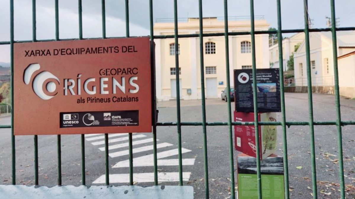 Imatge de la placa del Geoparc Orígens a la Central de Talarn