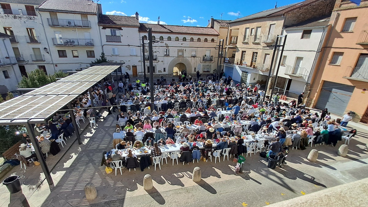 La plaça Bisbe Badia plena de gent gaudint de la Guixa