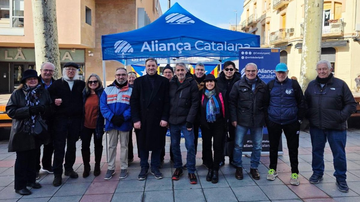 Parada informativa d'Aliança Catalana a la rambla Doctor Pearson de Tremp
