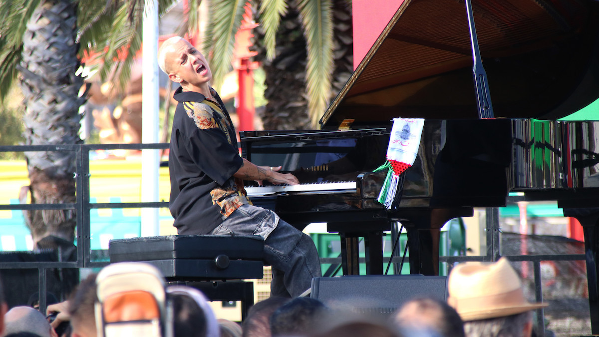 Clara Peya, durant una actuació recent en suport a Palestina