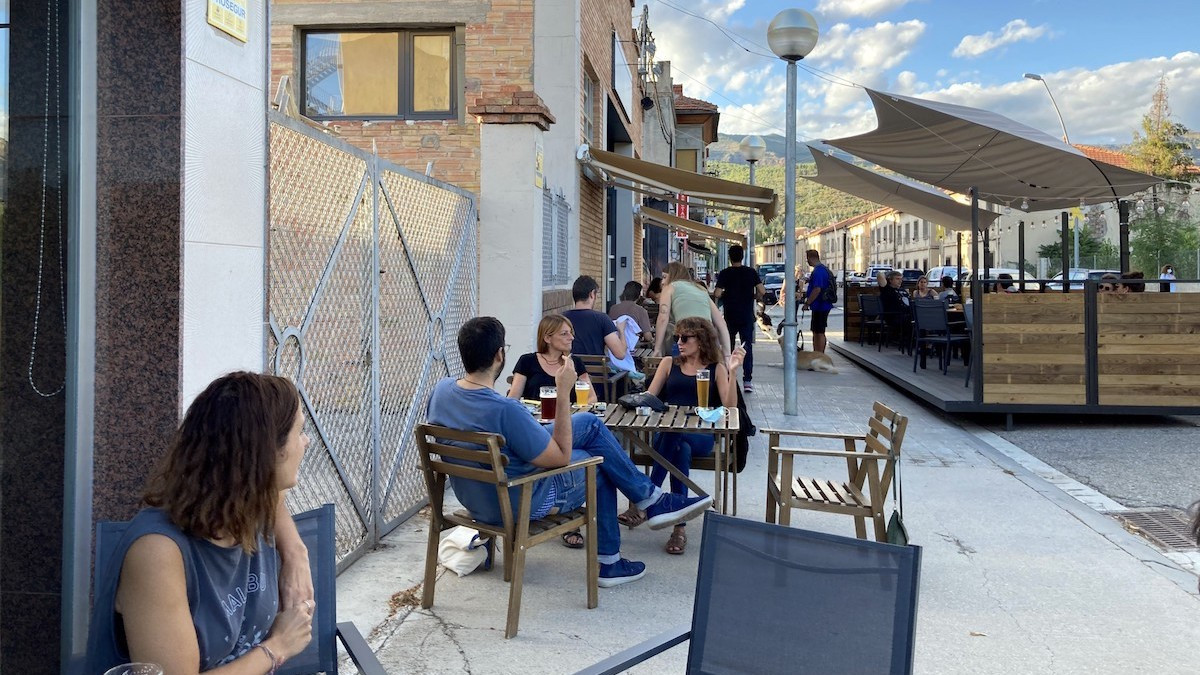Terrassa d’un establiment de la Pobla de Segur plena de gent