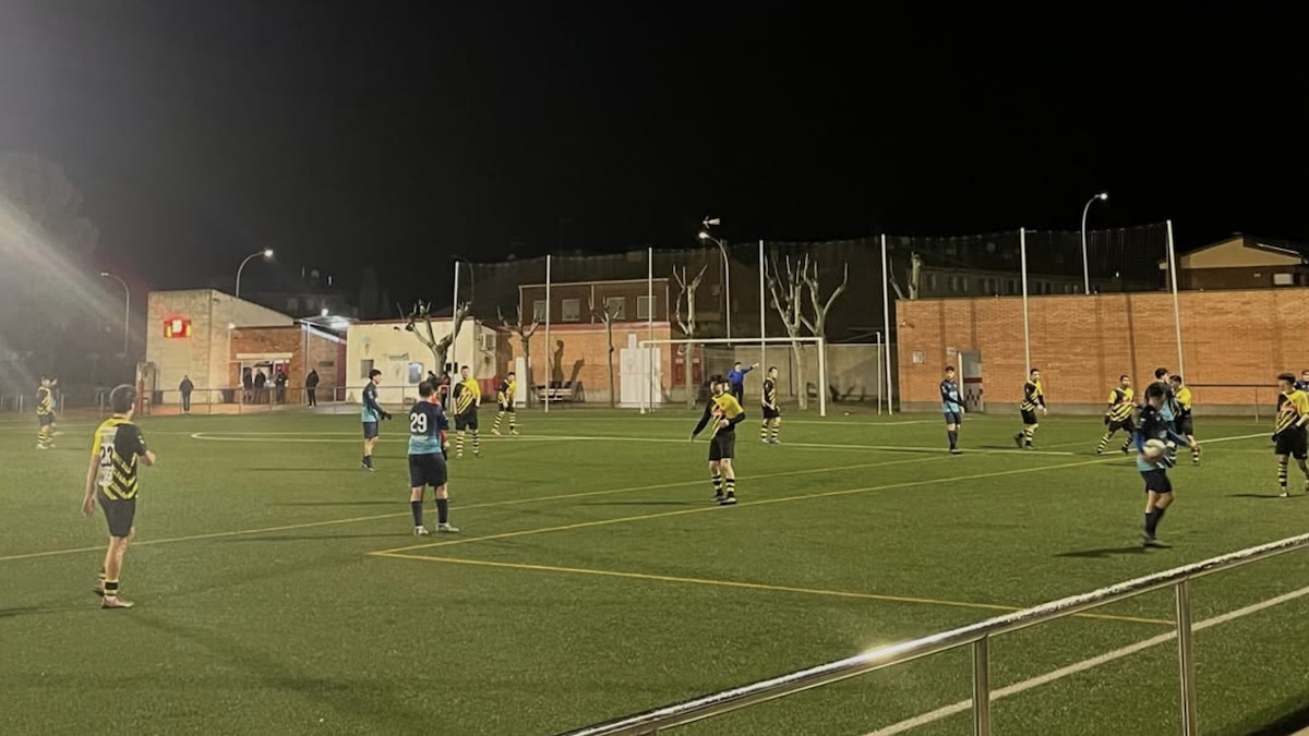 El FC Rialp disputant el partit ajornat al camp de l'Ivars d'Urgell