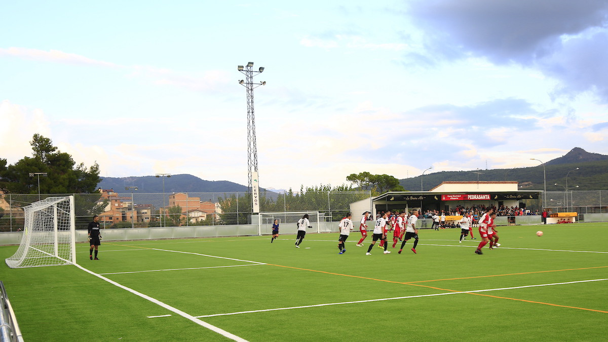 El camp de futbol Pedrasanta durant un partit del CF Tremp