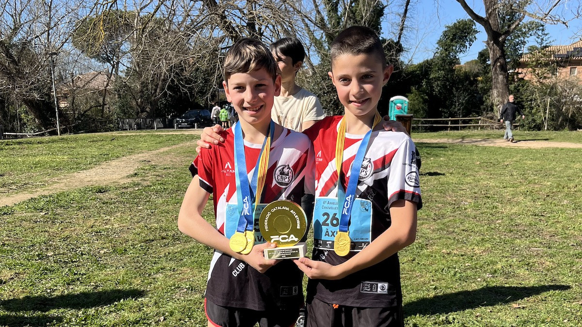 Àxel Vidal i David Sadovici mostren orgullosos el guardó aconseguit conjuntament