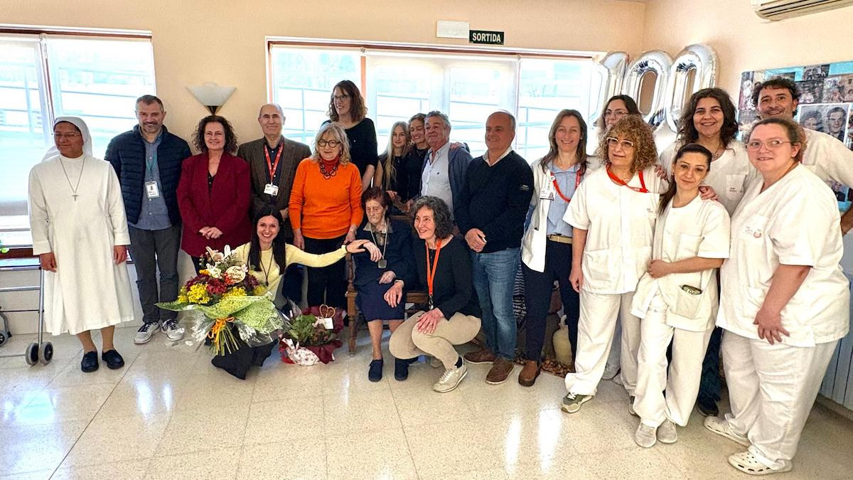 Imatge de l'acte d'entrega de la medalla a la residència de Tremp