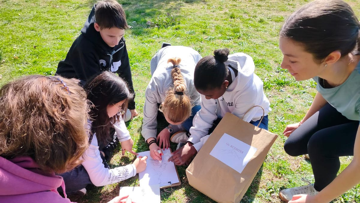 Un dels grups realitzant una prova per la ciutat de Tremp