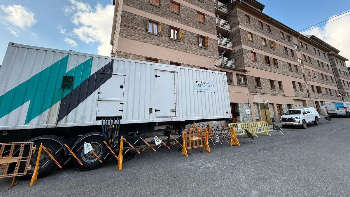 El camió amb el grup electrògen instal·lat a Rialp