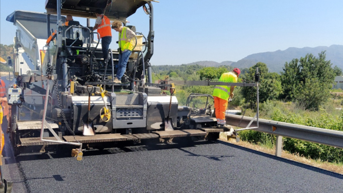 Imatge d'arxiu d'obres d'asfaltatge en una carretera