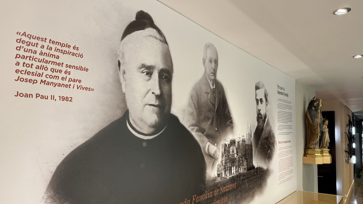 Plafó al Casal Manyanet amb les paraules de Joan Pau II