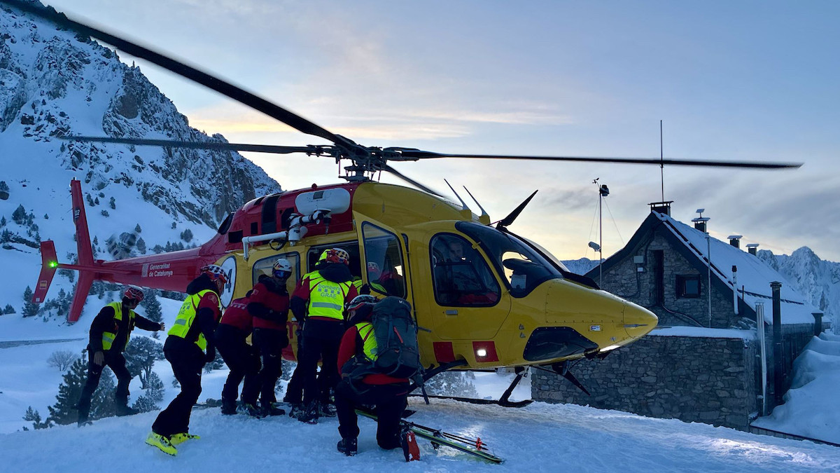 L'helicòpter evacuant el ferit a primera hora del matí al refugi d'Amitges