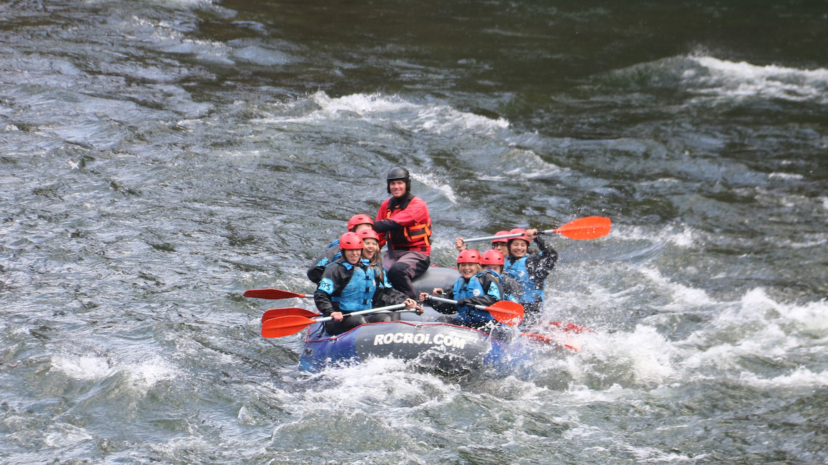 Una de les primeres embarcacions de ràfting que han baixat per la Noguera Pallaresa