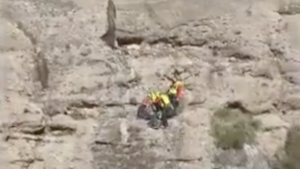 Imatge del rescat de l'escaladora a la paret de Collegats