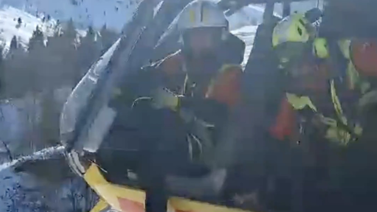 Imatge del rescat en helicòpter dels muntanyistes