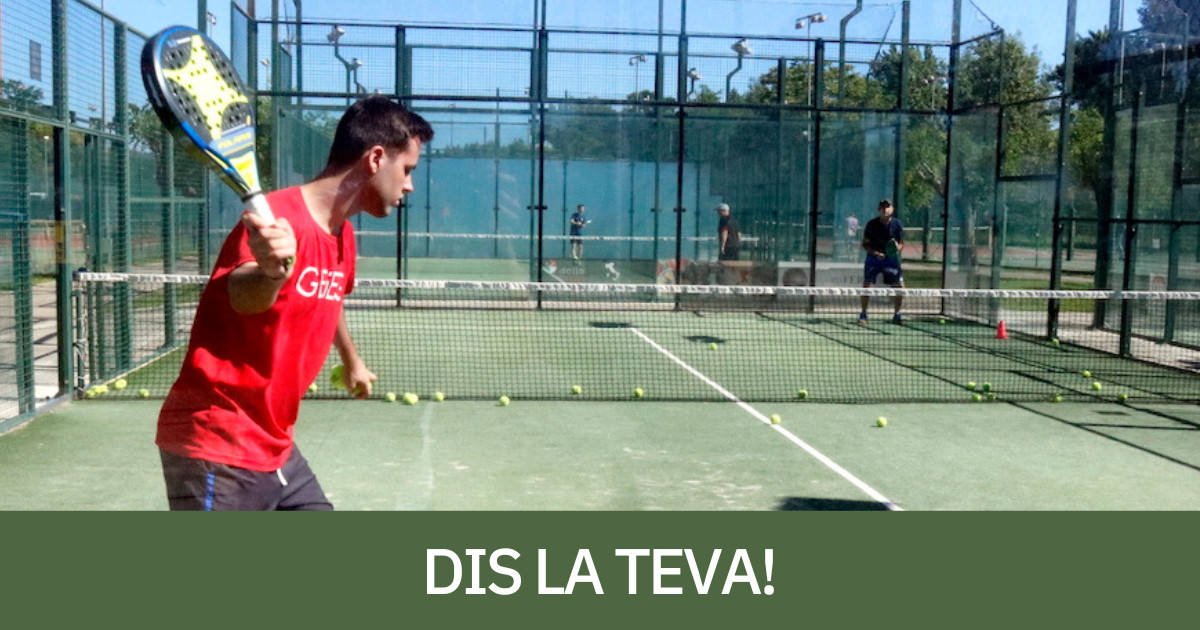 Dos persones jugant a pàdel, en imatge d'arxiu