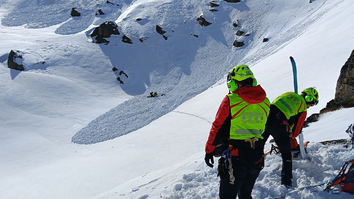 Imatge del dispositiu de rescat amb l'allau i el ferit al fons