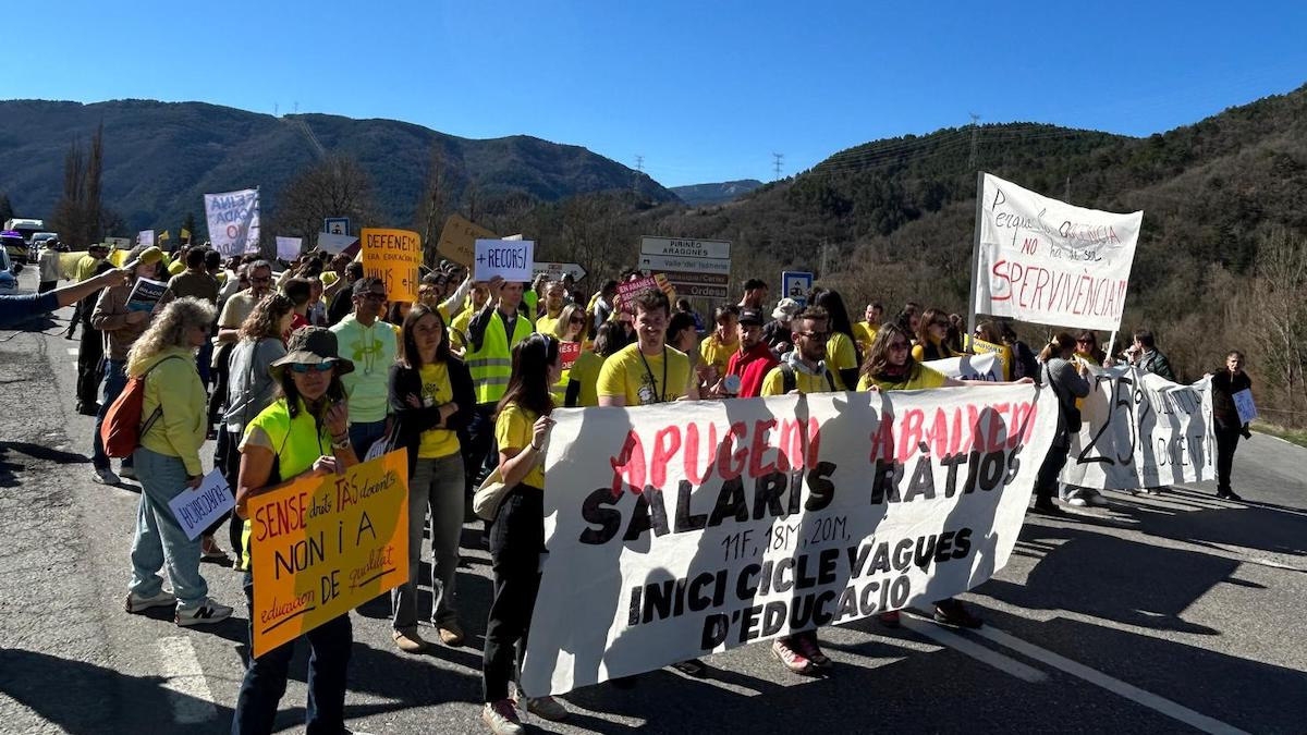 Els manifestants tallant aquest dimecres el trànsit a l'N-230