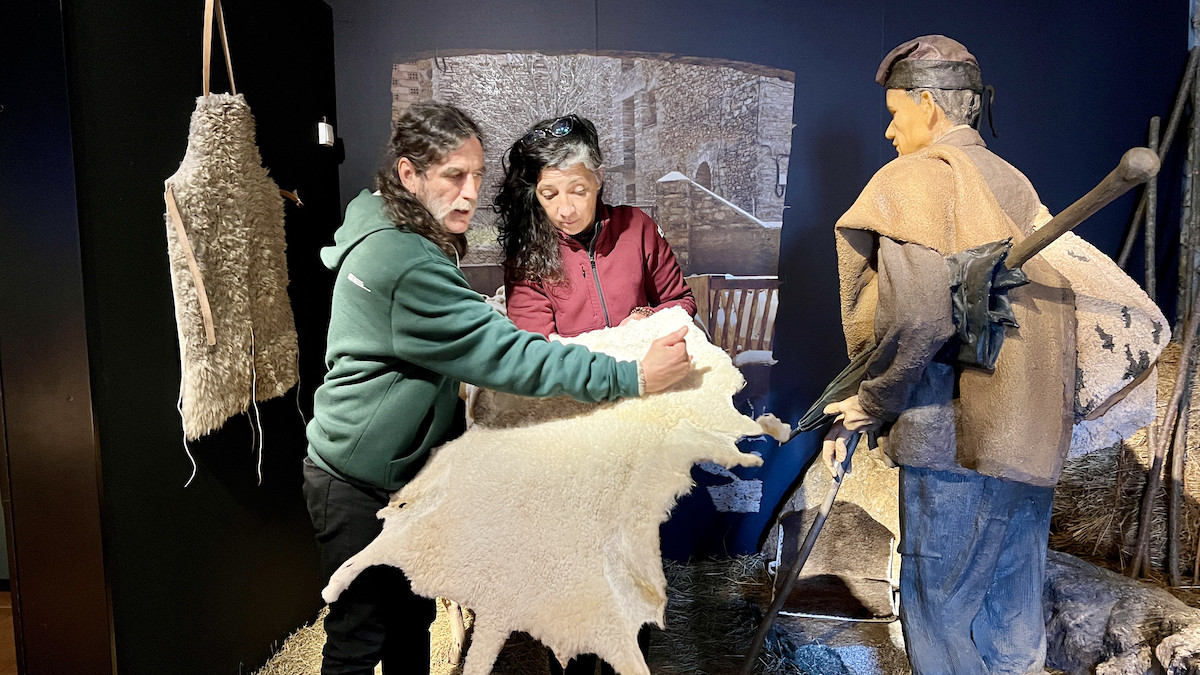 L'artesà Eduardo Marín mostra una pell d'ovella a l'Ecomuseu de Llessui
