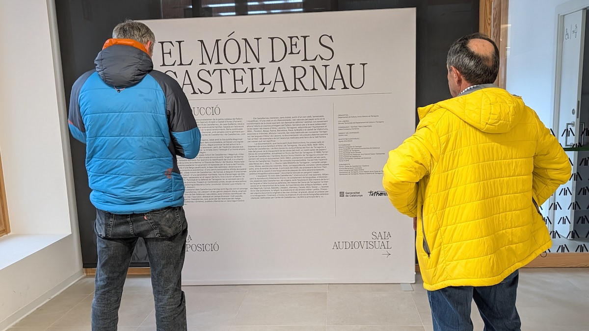 Dos persones visitant la mostra aquest dijous