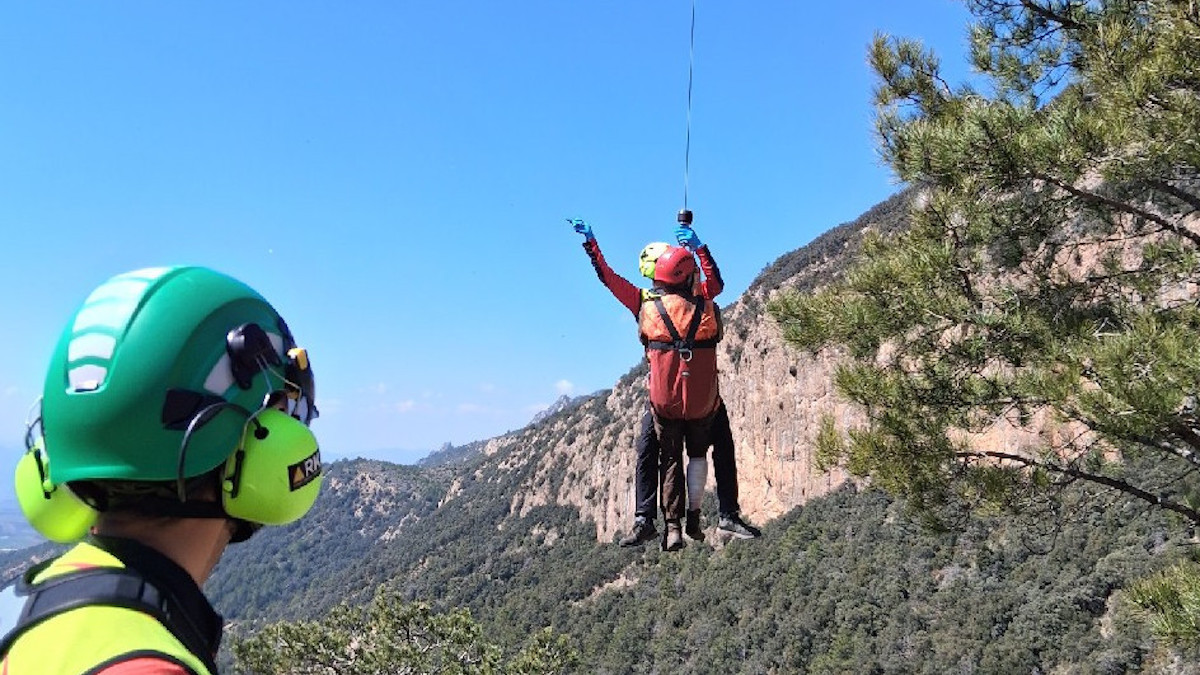 El caçador en el moment de ser evacuat en helicòpter
