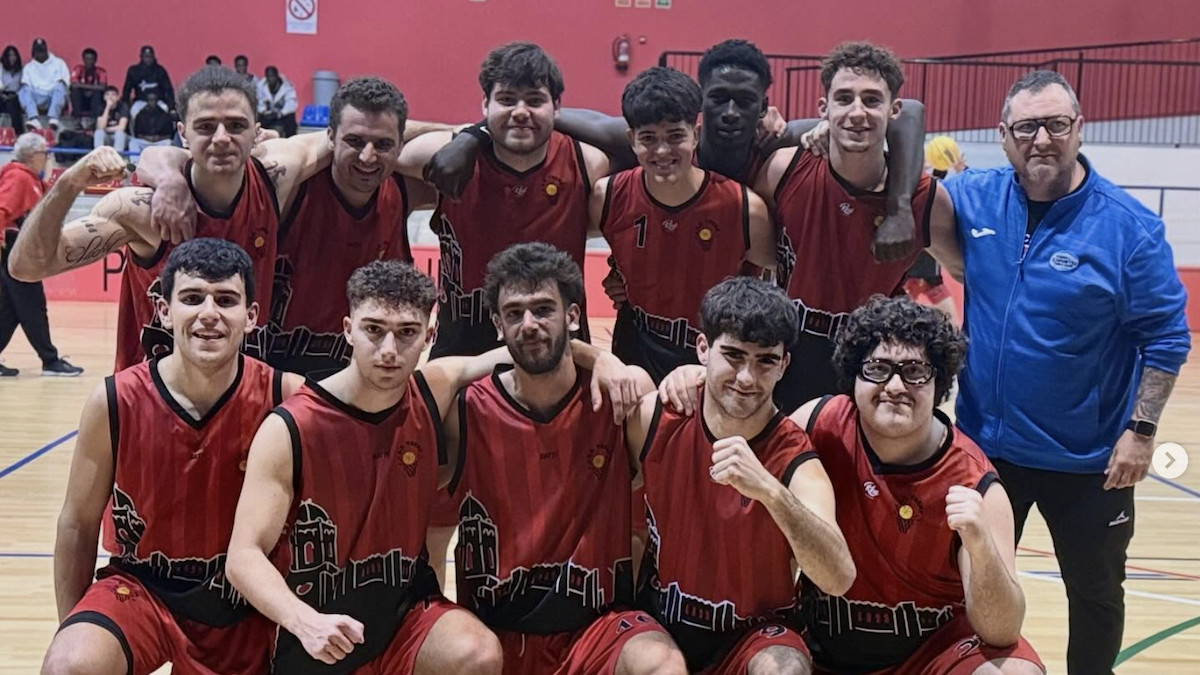 La plantilla del CB Tremp celebrant el triomf a la pista