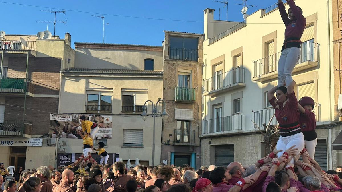 Els Malfargats de Pallars, al fons de groc, durant l'actuació a Guissona