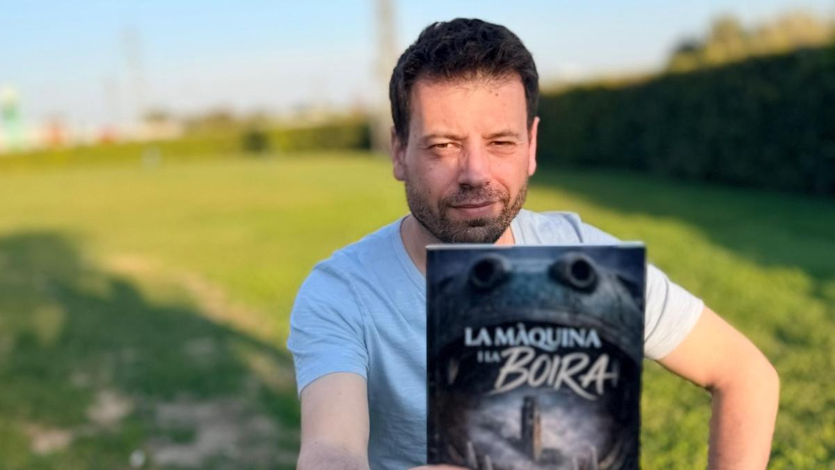 Albert Farré, amb un exemplar del nou llibre