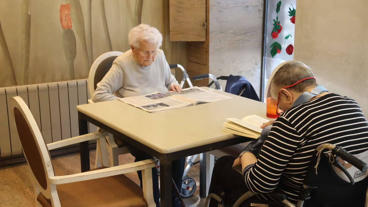 Dos usuàries d'una residència, en imatge d'arxiu