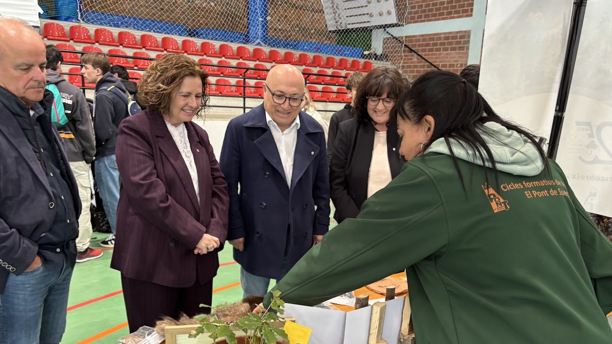 Autoritats visitant una de les parades de la fira