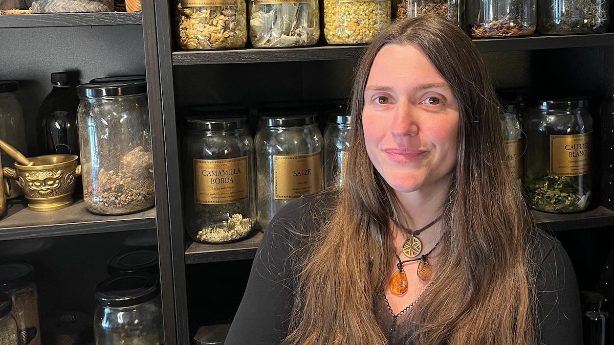 Júlia Carreras, al local que regenta amb l'Héctor a Esterri d'Aneu