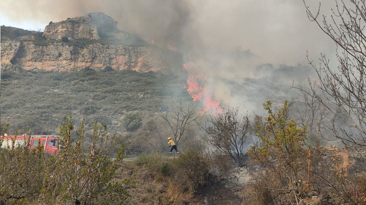 Els Bombers treballant en l'extinció de l'incendi
