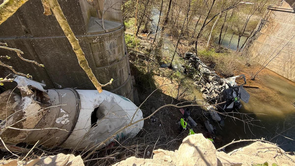 El camió accidentat ha caigut d'uns 20 metres d'alçada