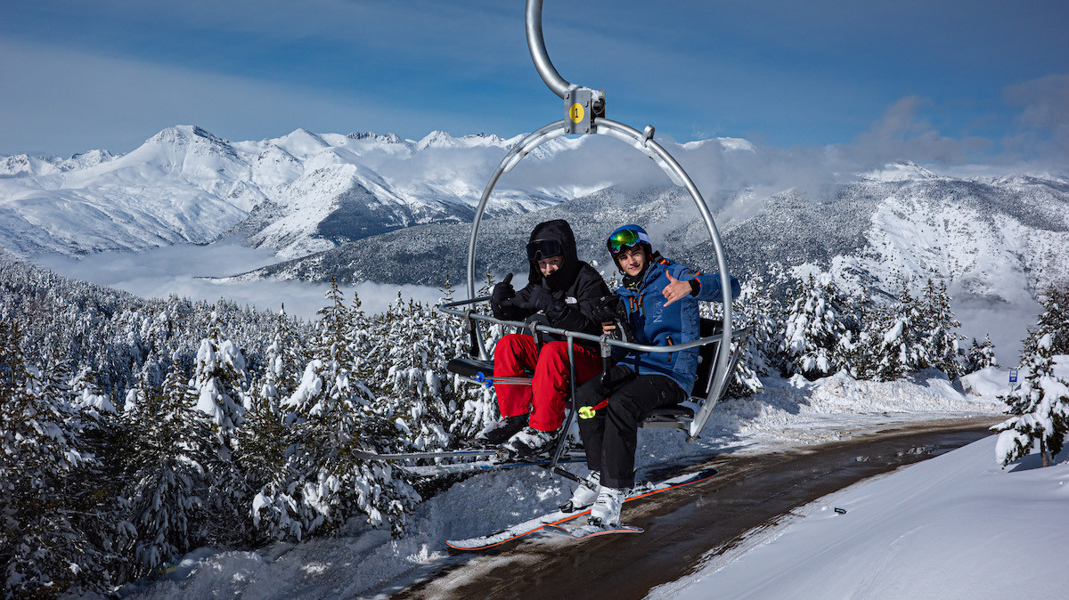 Dos esquiadors a un telecadira de Port Ainé el passat gener